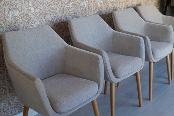 ruokapöydän tuolit, jotka on uudelleen verhoiltu.