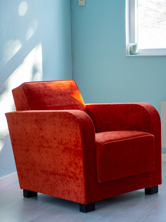 30-luvun nojatuolin kunnostus ja uusi verhoilu samettikankaalla.