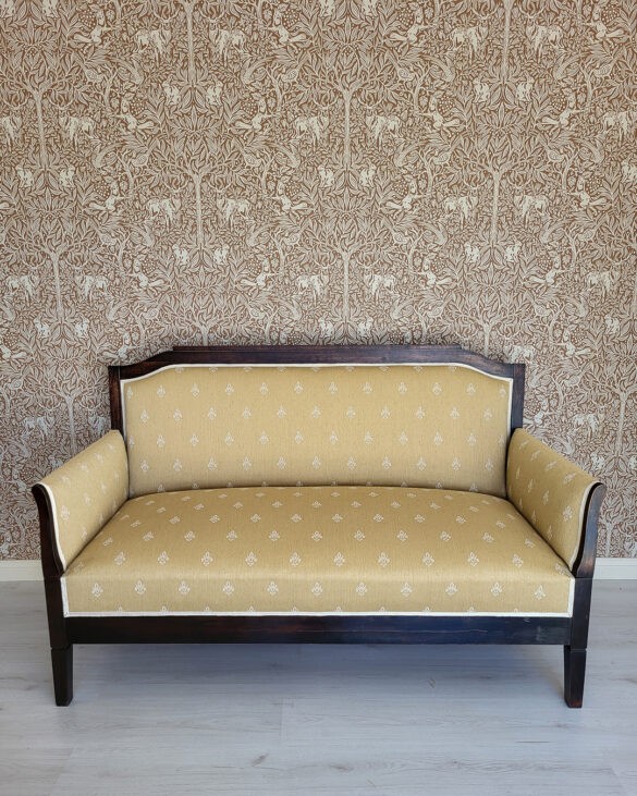 Vanhan noin 40-luvun sohvan täyskunnostus ja verhoilu.
