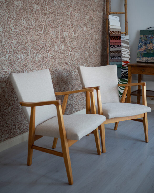 50-luvun keveiden lepotuolien verhoilu uudella kankaalla.