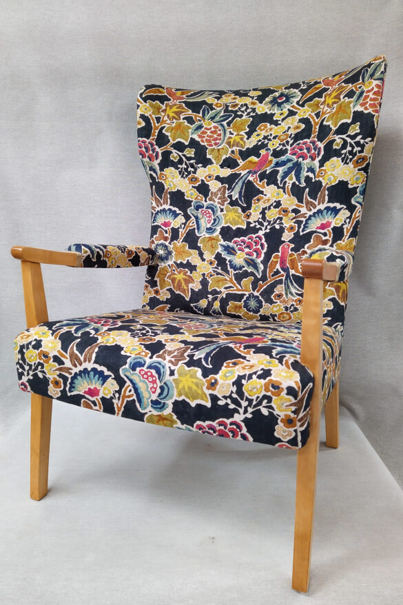 50-luvun Bomanin huonekalutehtaan nojatuolin uusi verhoilu.