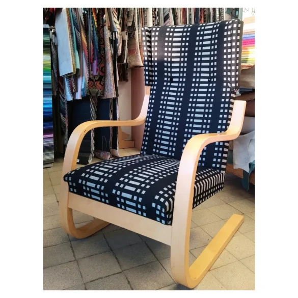 Artek 401-nojatuolin uusi verhoilu Johanna Gullichsen kankaalla.