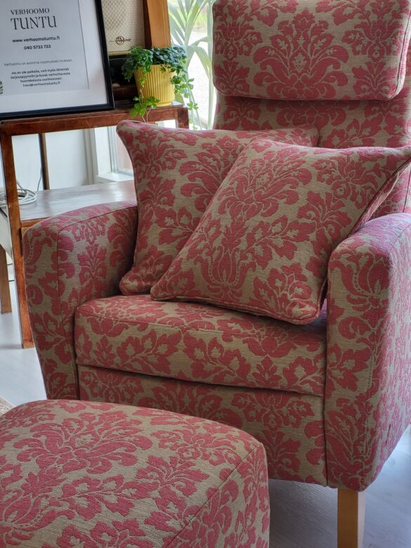 Iskun nojatuolin uusi verhoilu kuviollisella verhoilukankaalla.