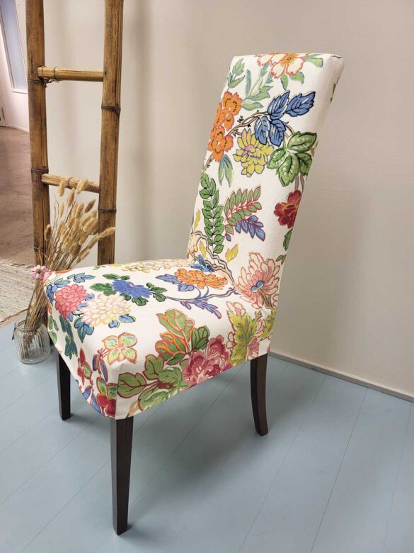 Ruokapöydän tuolin irtopäällinen kukkakankaasta.