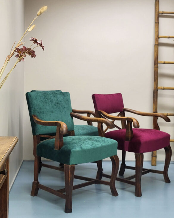 Kolme tuolia uudelleenverhoiltuna hohtavalla samettikankaalla.