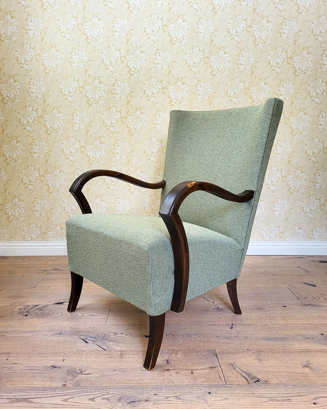 1940-luvun kevyt nojatuoli vihreällä verhoilulla.