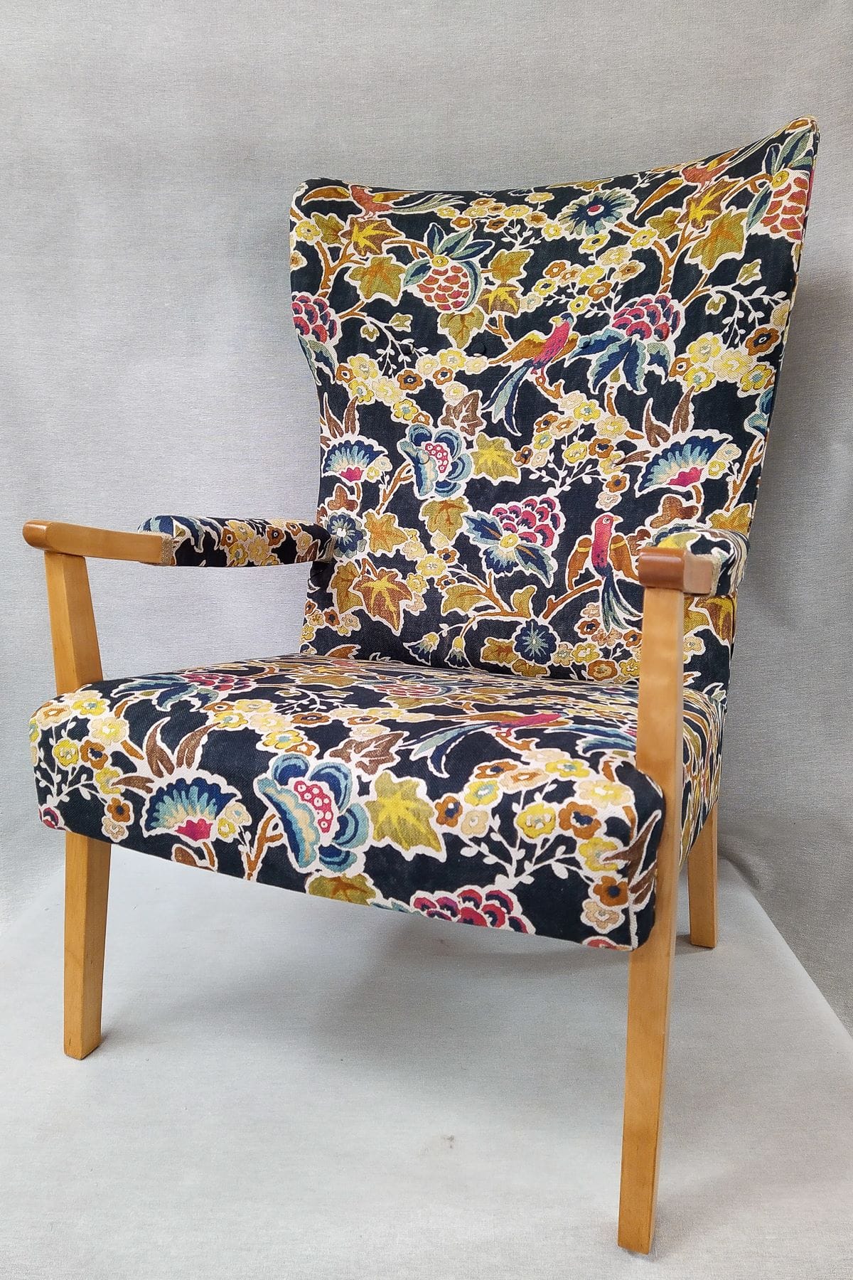 Vanha 1950-luvun Bomanin valmistama kevyt lepotuoli kuviollisella kankaalla.