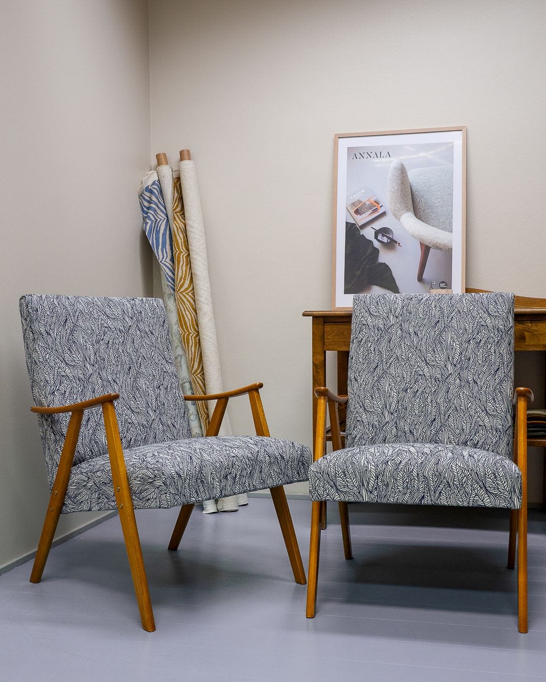 Kaksi 1950-luvun lepotuolia sinivalkokuvioisella kankaalla verhoiltuna.