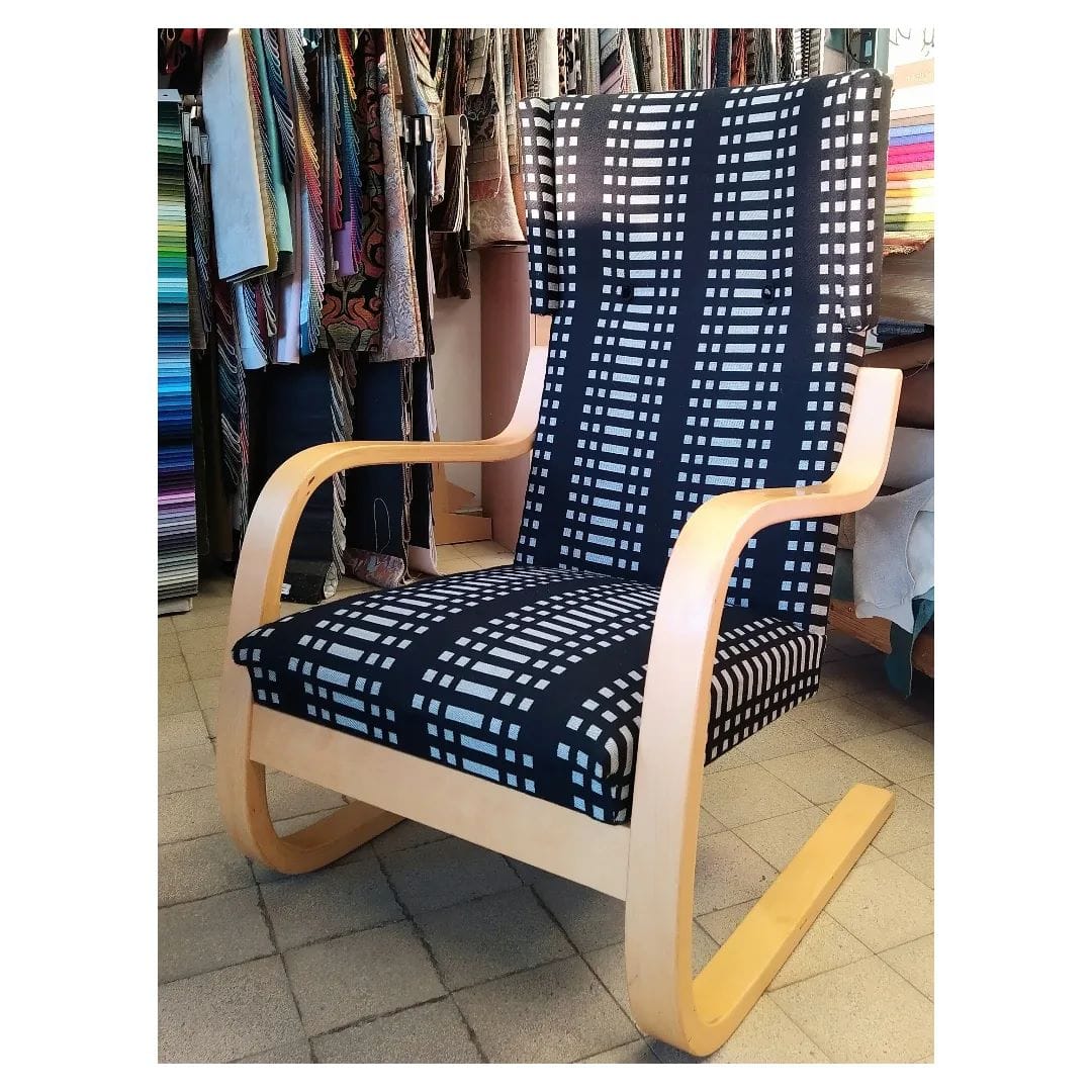 Artek 401 nojatuoli uudella mustavalkoraidallisella verhoilulla.