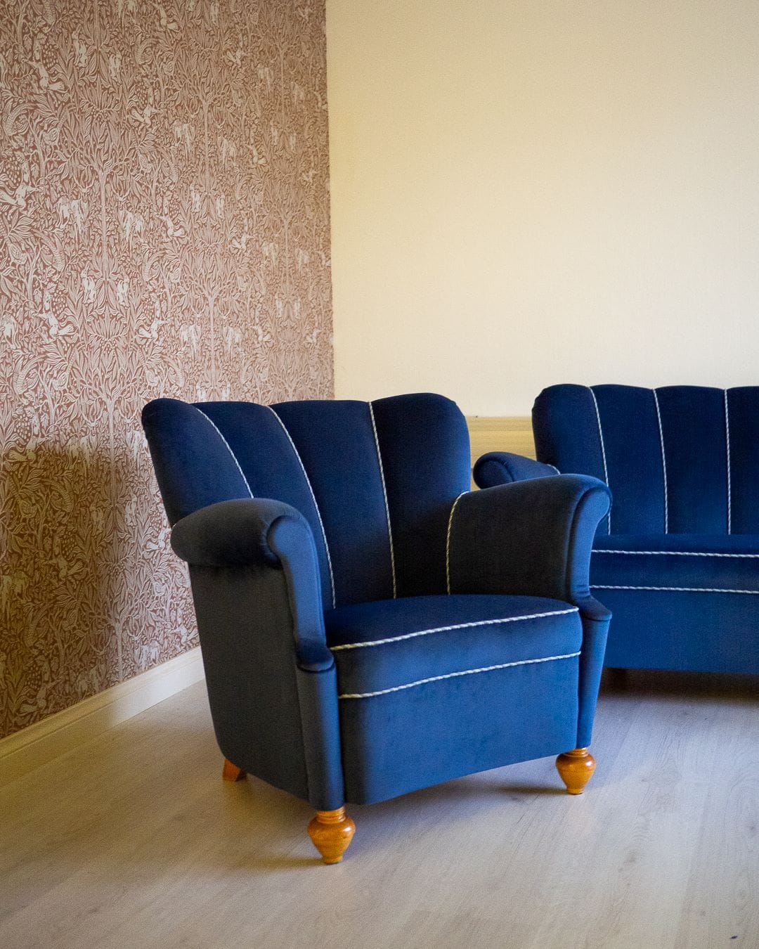 Knoll-sohvaryhmän nojatuoli verhoiltuna sinisellä samettikankaalla.