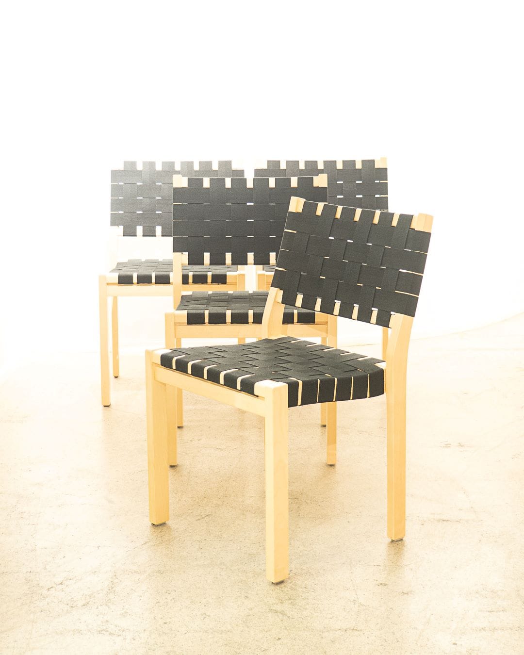 Artek 611 tuolit kunnostettuna uusilla mustilla satulavöillä.