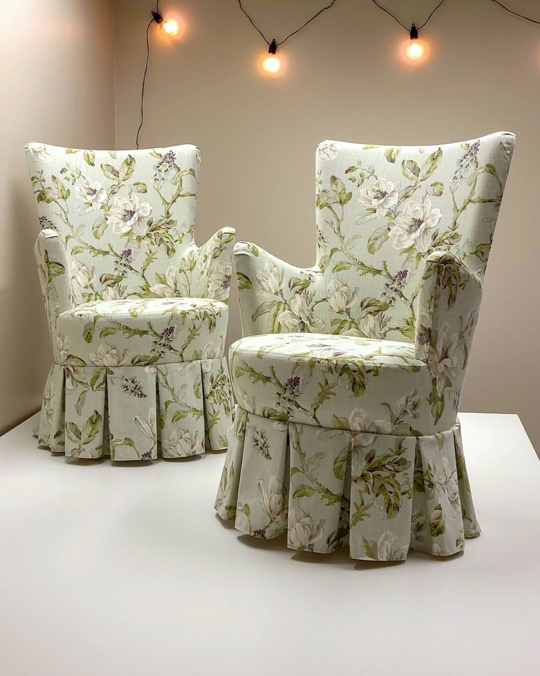 Emma-nojatuolit verhoiltuna vaaleanvihreällä kukkakankaalla.