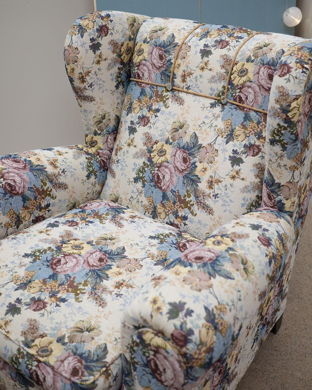 Vanha laiskanlinna verhoiltuna Nevotexin kukkakuvioisella verhoilukankaalla.