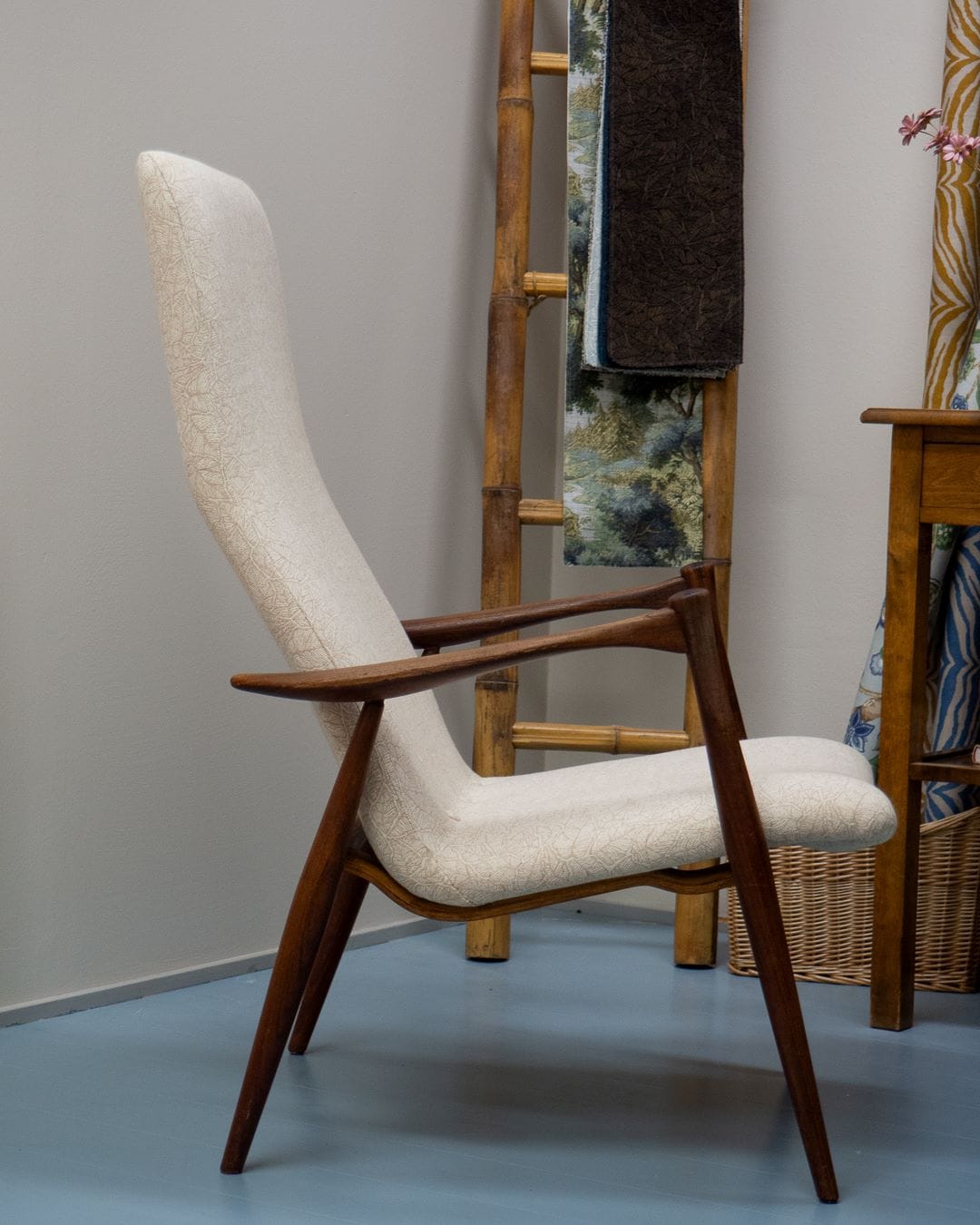 Askon vanha Emilia-lepotuoli kunnostettuna ja uudelleenverhoiltuna Annalan Havui-kankaalla.