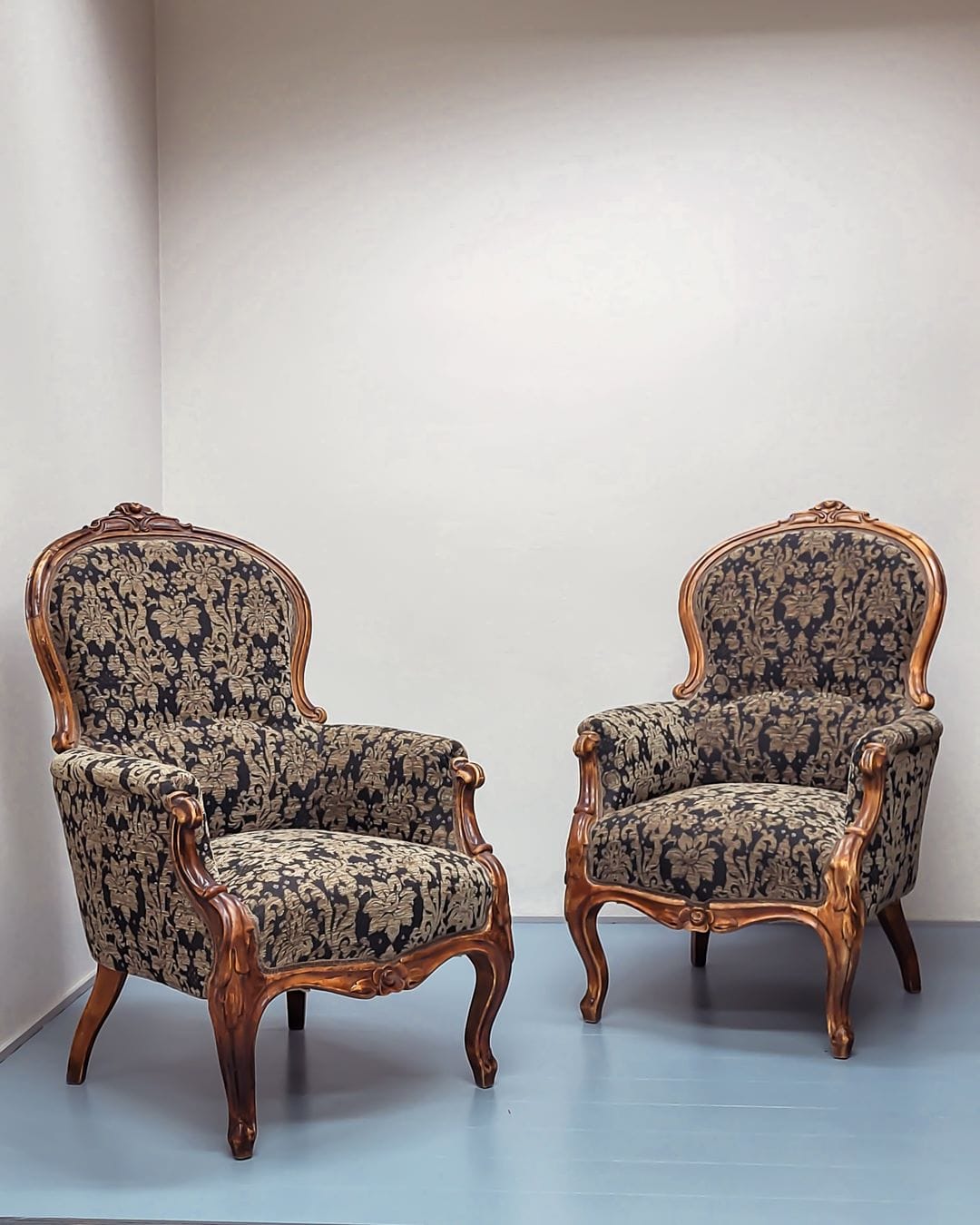 Kaksi vanhaa 1800-luvun lopun rokokoonojatuolia kunnostettuna ja uudella verhoilulla.