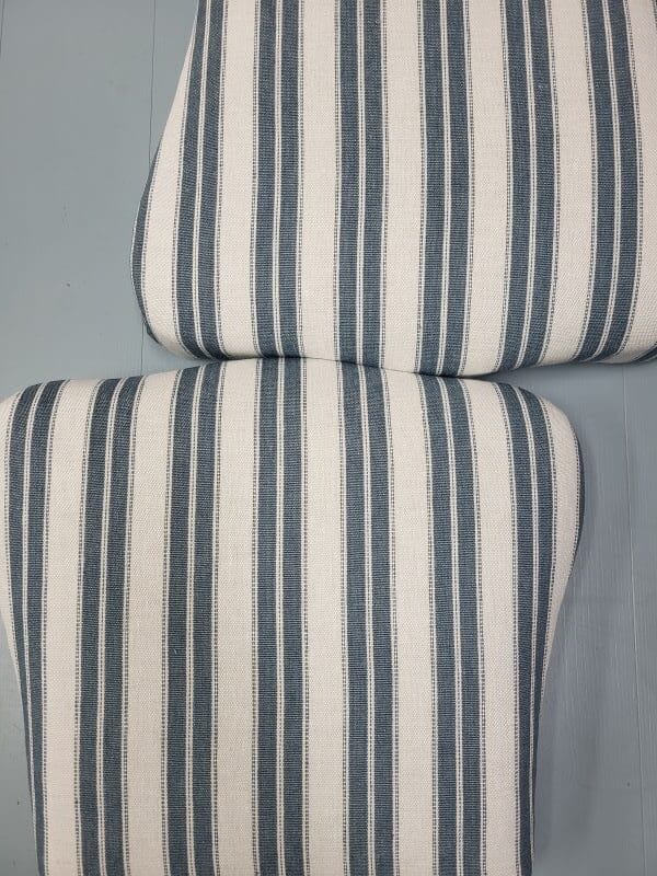 Vanhat talonpoikaisrokokootuolien istuimet verhoiltuna sinivalkoisella raitakankaalla.