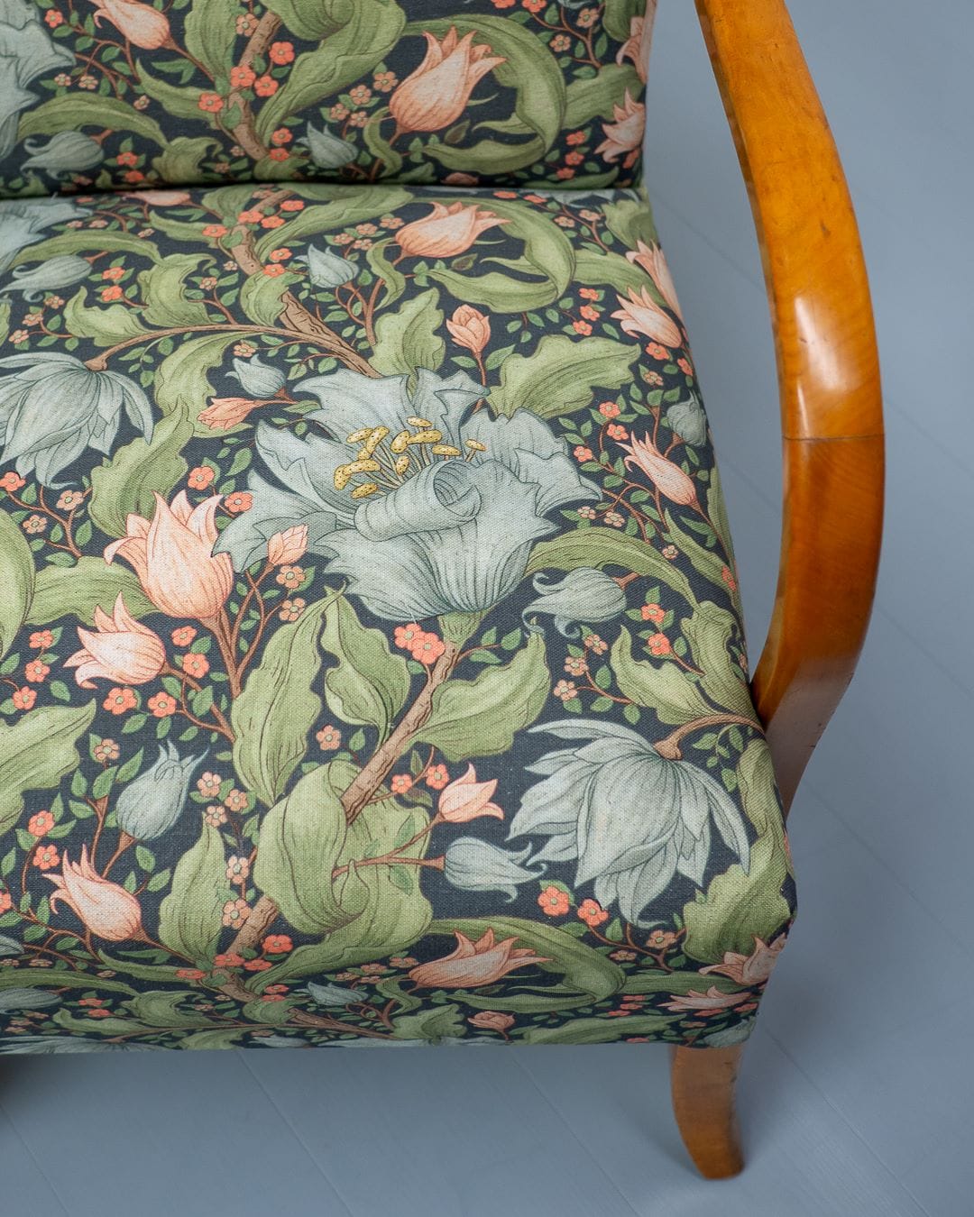 1950-luvun K-tuoli uudella verhoilulla.